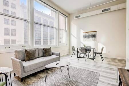 Cozysuites - 2Br With Direct Skybridge Access #1 Indianapolis Esterno foto